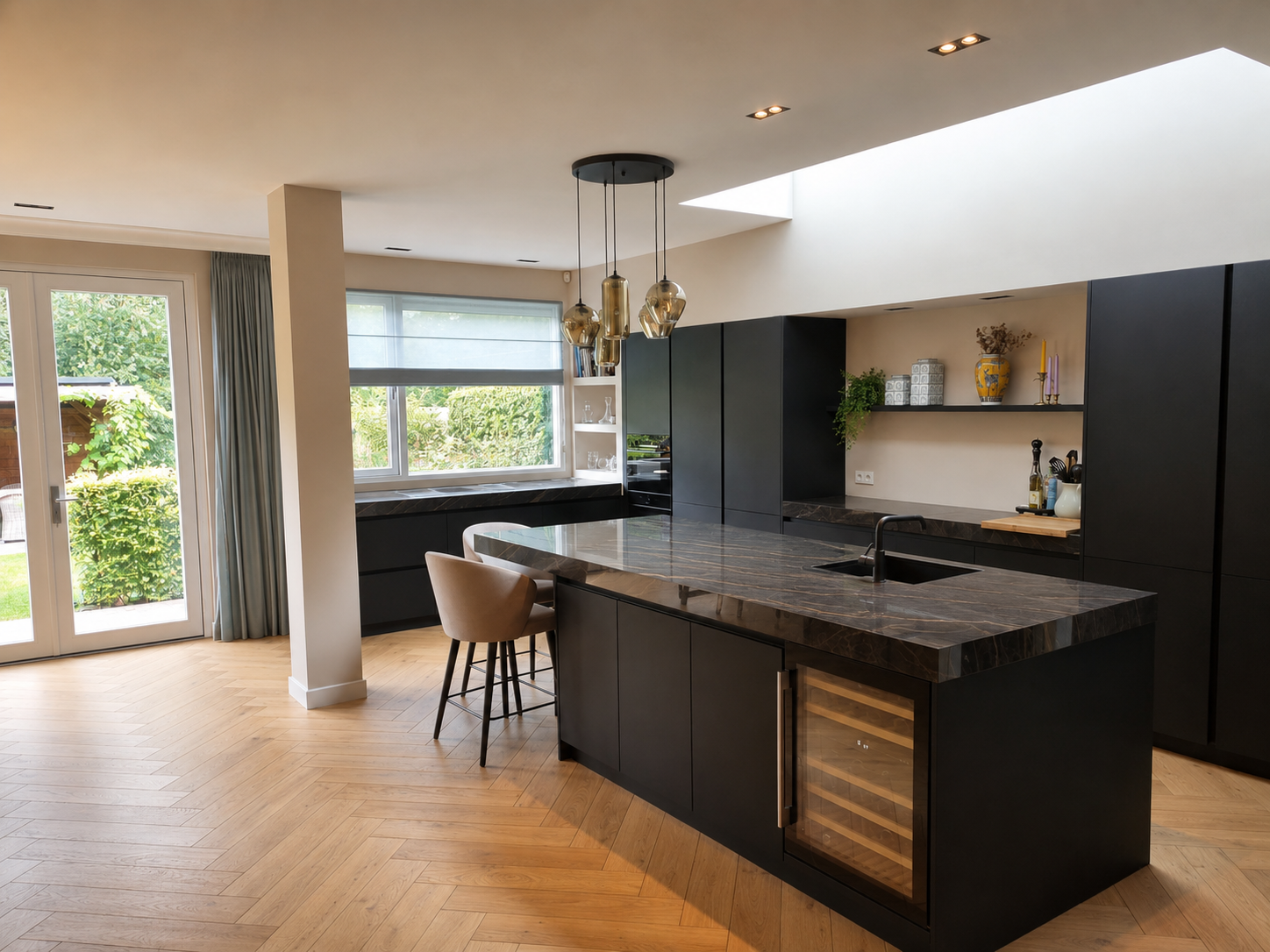 Moderne keuken met kookeiland na complete renovatie door Biernat
